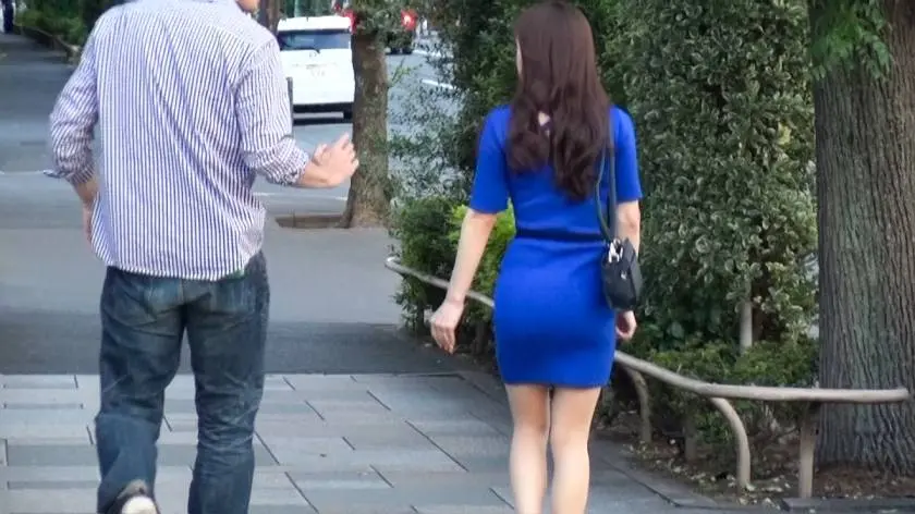 【動画あり】街行くセレブ人妻ナンパ 鈴木さん 28歳 押しに弱い巨乳奥様 300MIUM-142 (1)