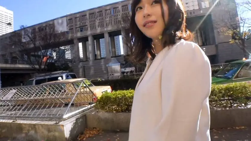 【動画あり】街行くセレブ人妻ナンパ あやせ 23歳 ツンデレ系奥様 300MIUM-194 (3)