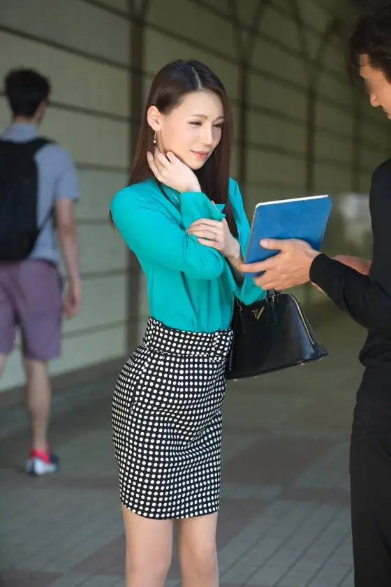 【動画あり】 街行くセレブ人妻 celeb.69 かおり 23歳 笑顔が素敵なスレンダー奥様 300MIUM-249 (2)