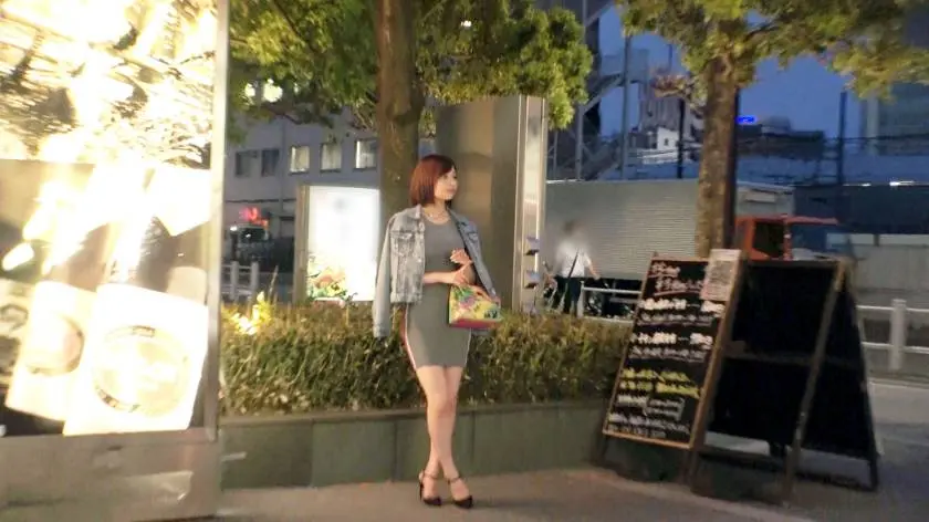 【動画あり】募集ちゃん ～求む。一般素人女性～ はずき 26歳 ラウンジ勤務 261ARA-439 (1)